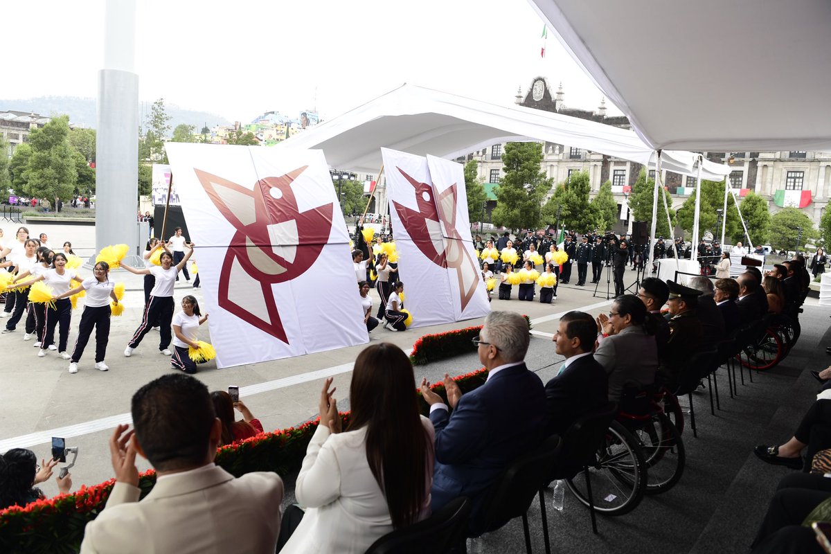 delfinagomeza's tweet photo. 🇲🇽 Hoy conmemoramos el 114 Aniversario del Inicio de la Revolución Mexicana, recordando el espíritu de lucha de quienes buscaron justicia, igualdad y libertad para nuestro país y lograr la transformación de la vida pública. 

En este acto, entregué el Premio Estatal del Deporte 2024 a los Paratletas Olímpicos Gloria Zarza Guadarrama y Juan Pablo Cervantes García, quienes con su dedicación y talento han puesto en alto a México y a nuestra entidad a nivel internacional. 🏅🏆

También recibieron este Premio los entrenadores Iván Rodríguez Luna y Martín Velasco Osorio, por su compromiso y labor incansable en la formación de atletas de excelencia, y la Asociación de Deportes sobre Silla de Ruedas del Estado de México, por su valiosa contribución al desarrollo del deporte adaptado en nuestro #EdoMéx. 🎖️

El Premio Estatal del Deporte simboliza un reconocimiento al esfuerzo, la perseverancia y el espíritu de superación de quienes lo reciben y es una manera de inspirar a las y los mexiquenses. Con #ElPoderDeServir, en el Gobierno del @Edomex trabajamos para fomentar el deporte, la salud y la convivencia social.