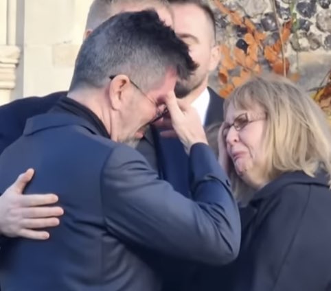 Andywwish's tweet image. You have to stop bullying Simon Cowell. You know nothing about his relationship with Liam and his parents. Is disgusting to read all this hateful posts. Have some respect. #LiamPayne 💔💔