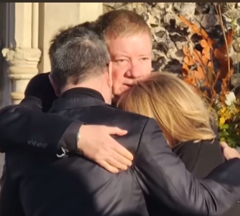 Andywwish's tweet image. You have to stop bullying Simon Cowell. You know nothing about his relationship with Liam and his parents. Is disgusting to read all this hateful posts. Have some respect. #LiamPayne 💔💔