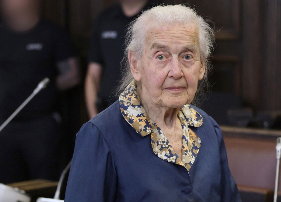 MagnetStefan's tweet photo. 96jährige Ursula Haverbeck verstorben — unmittelbar vor Haftantritt

Haverbeck wurde zu einem Jahr Haft verurteilt, weil sie laut Gericht "Volksverhetzung begangen" habe. Das Gericht warf ihr vor, den Holocaust zu leugnen.

Jetzt ist Ursula Haverbeck tot. Sie verstarb, noch ehe sie die Haft antreten musste.

Sie hatte mir ein Interview zugesagt, es hätte unmittelbar vor Haftantritt stattfinden sollen. Es sollte bei dem Interview nicht um verbotene Inhalte oder Geschichte gehen. Ich wollte als Journalist jene 96-Jährige sprechen lassen, der gerichtlich das Sprechen verboten wurde und die aufgrund der ihr attestierten Gefährlichkeit wiederholt ins Gefängnis sollte. Mich beschäftigt die Frage, die seit der Inquisition an Aktualität nicht verloren hat: Warum schwört der als Ketzer verfolgte nicht ab, um sein Leben zu retten? Warum setzte sich die als „Nazi-Oma“ (so titelte „Der Stern“) verspottete Frau dieser Verfolgung in vollem Bewusstsein aus? 

Haverbeck sagte schon 2007 vor dem Landgericht in Dortmund: „Wir leben gar nicht in einer echten Demokratie, was man schon daran erkennen kann, daß alle Angst haben. Die Herrscher haben vor dem Volk Angst, deshalb gibt es Maulkorbgesetze, und das Volk hat vor den Regierenden Angst, deshalb wagt es nicht zu sagen, was es denkt.“

Wie sehr die Justiz instrumentalisiert ist, sieht man auch daran, dass in anderen Fällen unverständliche Milde angewandt wird. Etwa bei Vergewaltigern, Mördern... oder beim Hamburger Cum-ex-Bankier Christian Olearius. Er soll einen Steuerschaden von 280 Millionen Euro verursacht haben. Das Gericht stellte das Verfahren einfach ein, weil der Mann zu hohen Bluthochdruck hätte.... bei Haverbeck war man nicht so gnädig. Ich wollte herausfinden, warum? Jetzt kann sie nicht mehr für sich sprechen und das Gericht kann beruhigt die Akten schreddern.
