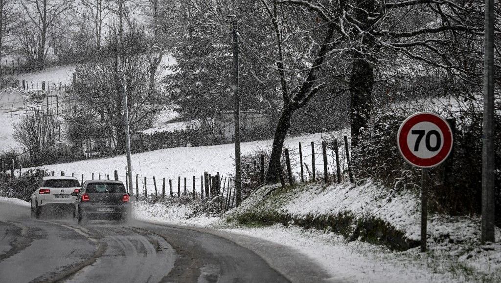 icimayenne's tweet photo. 🔴🔴 Alerte neige-verglas en #Mayenne : transports scolaires suspendus, route nationale 12 interdite à certains camions #VigilanceOrange #meteo  ▶️https://t.co/YVVhs2VrhA https://t.co/korWAUFHI4