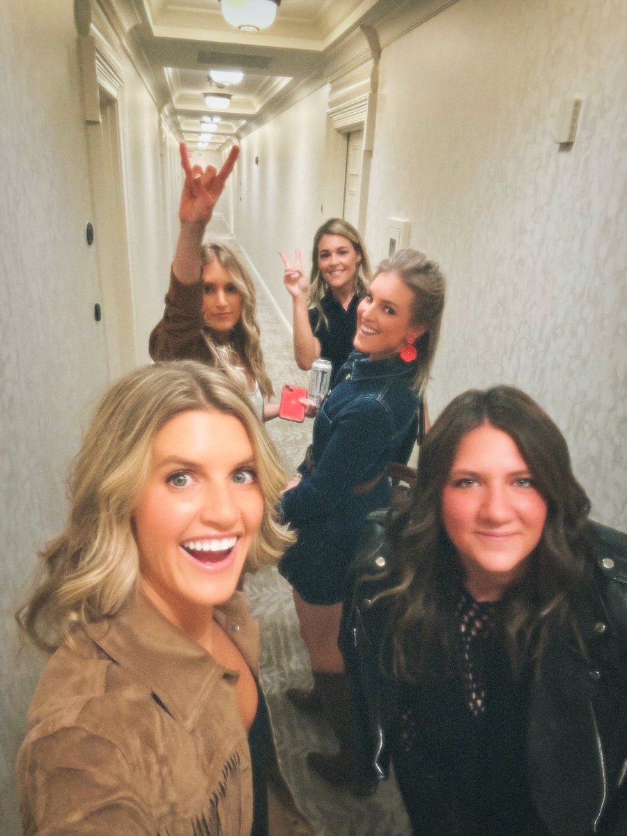 rmfoley's tweet photo. You can take the girl out of the honky tonk, but you can’t take the honky tonk out of the girl. #postmalonenashville #wejustbeatthehellouttayou https://t.co/ABVHEFmkUA