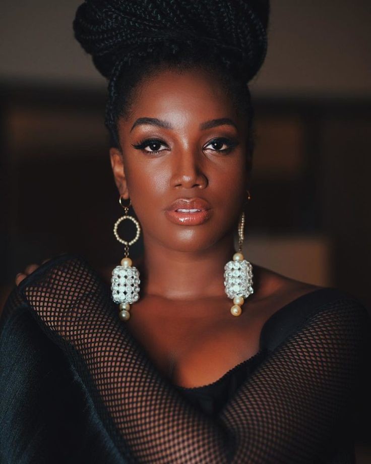 estranhaverso's tweet photo. Dia da Consciência Negra é dia de exaltar essas lendas:  Zendaya redefinindo o protagonismo com classe, Chadwick Boseman sendo nosso eterno rei de Wakanda, Iza mostrando que representatividade é poder, e Janelle Monáe vindo do futuro só pra nos inspirar. https://t.co/6mpZe9jWJ7
