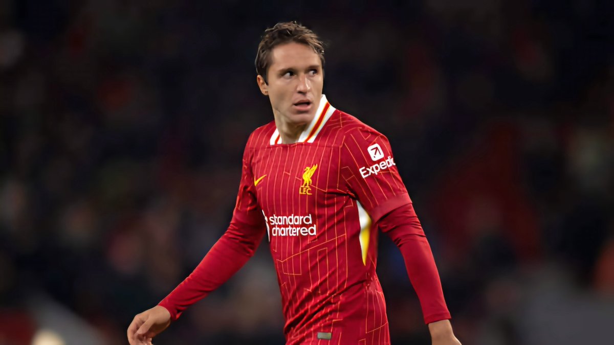 Footy_Calcio's tweet photo. Federico Chiesa is being linked with a January loan move. Teams reportedly interested:

Inter 🇮🇹
Chelsea 🏴󠁧󠁢󠁥󠁮󠁧󠁿 
AC Milan 🇮🇹
AS Roma 🇮🇹

Which team would give him the regular playtime he needs to thrive? 🤔⚽ #Chiesa #SerieA #Transfers https://t.co/xCgRXj8lad