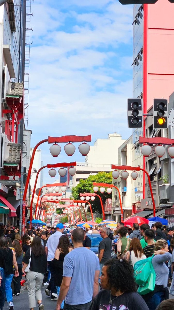 🚨BRASIL: Luminárias japonesas são retiradas de rua na Liberdade, em São Paulo, a pedido de movimento negro e indígena.