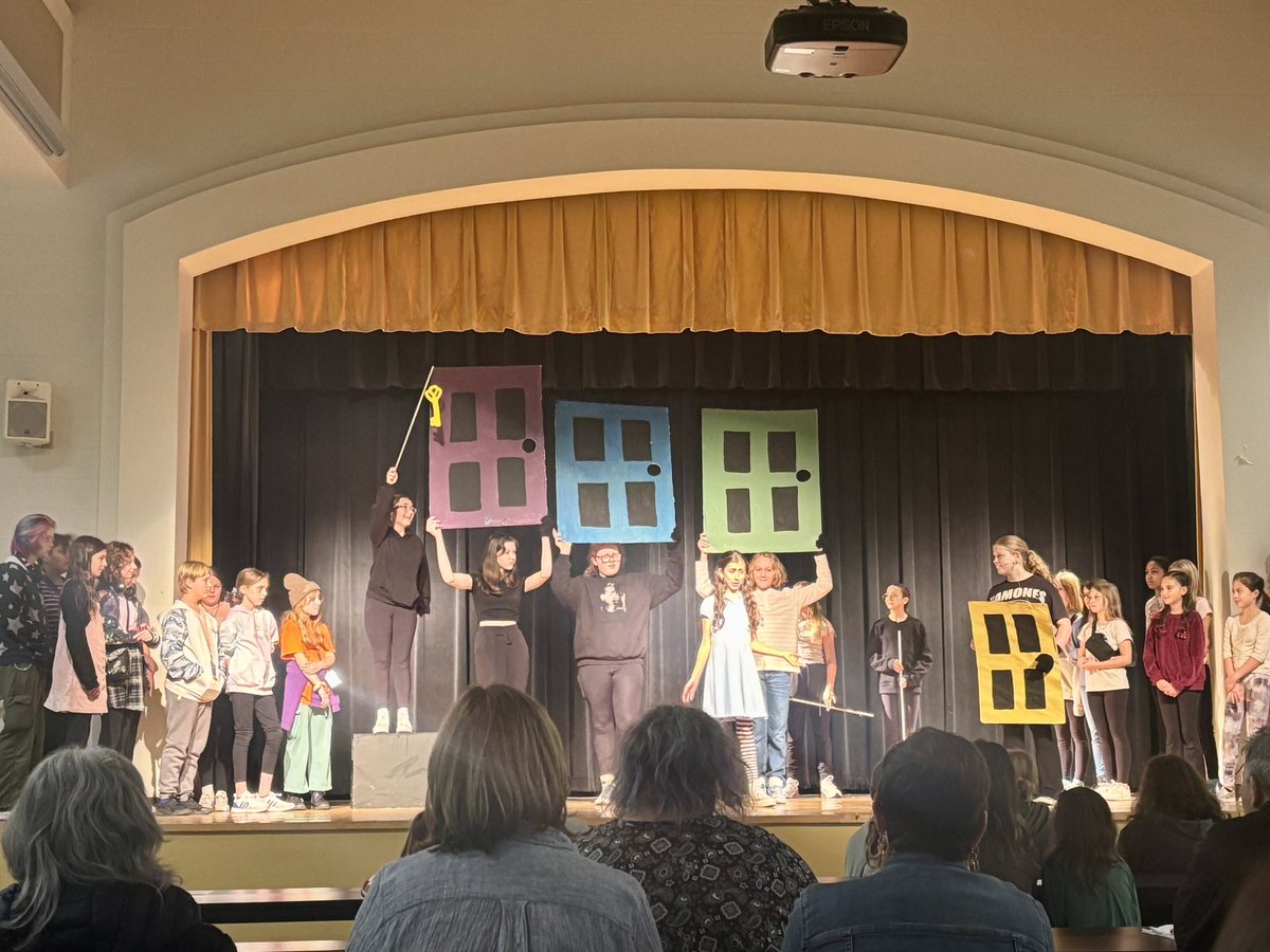 mrskilgore205's tweet photo. Harding Middle School’s preview of Alice@Wonderland is great!!! The kids did an amazing job! Come see the performance November 21 or 22. 💜💛💜💛 @LkwdHarding @LkwdSchools @lkwdbatkiewicz https://t.co/pzcrsy2FW8