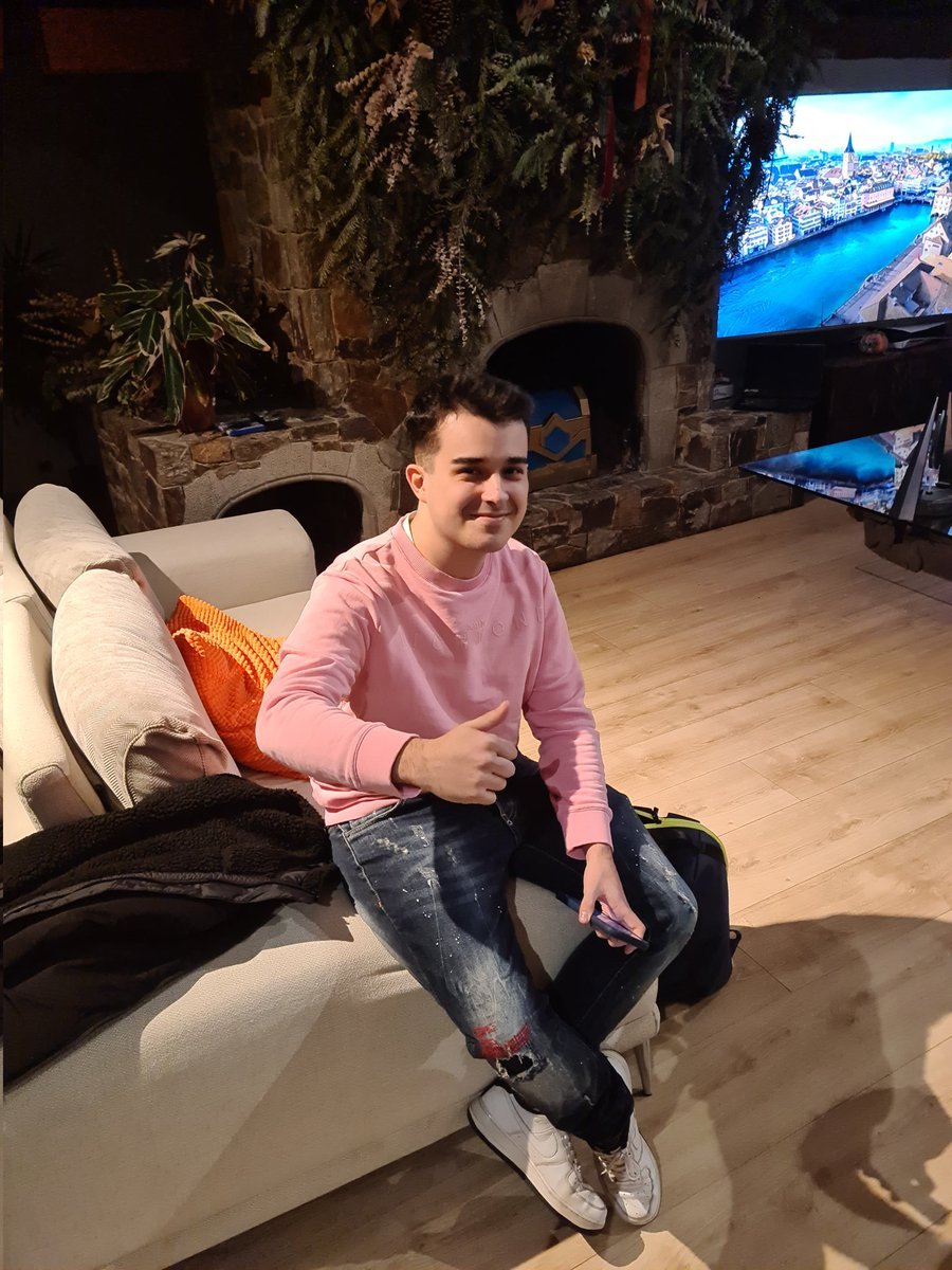 La primera foto de alguien chill de cojones es esta y no la del perro.