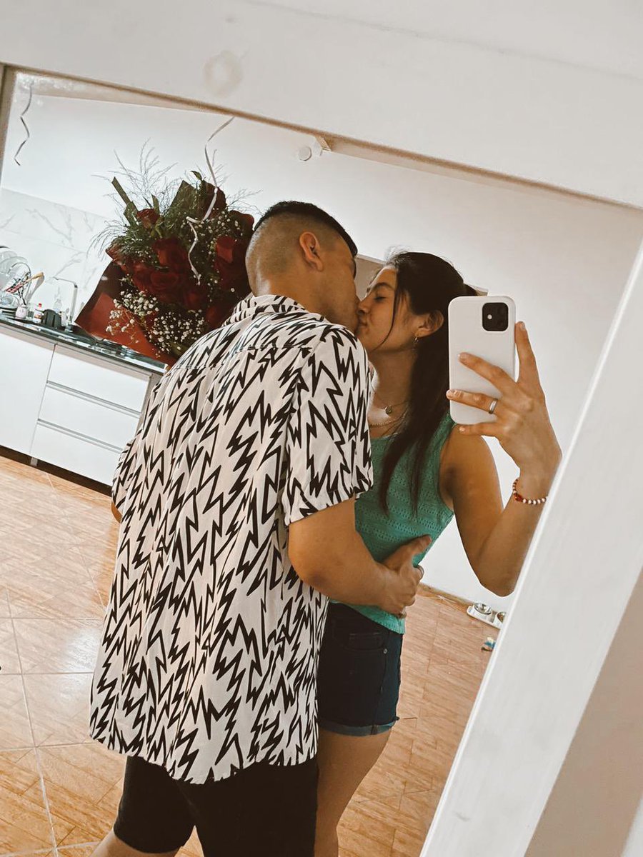 francot97's tweet photo. Ni yo sabía o pensaba terminar el año de esta manera , quería pedirte que seas mi novia y después de pensar o buscar propuestas elegí hacerte toda esta sorpresa porque no te mereces menos que esto gracias por aparecer y llenarme de amor te quiero mucho bebé 🌹❤️ https://t.co/bG1NFl6cHI