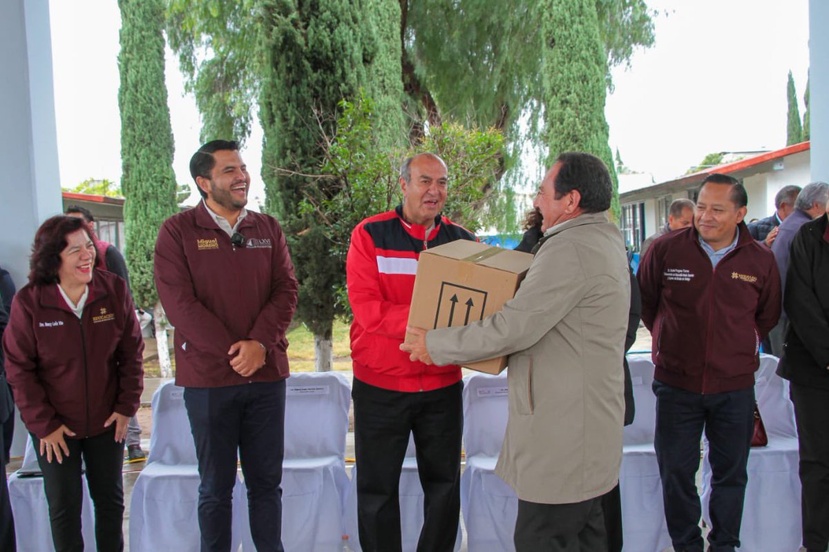 Hoy visitamos el municipio de #Actopan, donde el gobierno de <a href="/juliomenchaca_/">Julio Menchaca</a> continúa realizando un gran esfuerzo para mejorar la infraestructura educativa en todos los niveles. En esta ocasión, entregamos la nueva techumbre de la Telesecundaria 442, además de las techumbres para