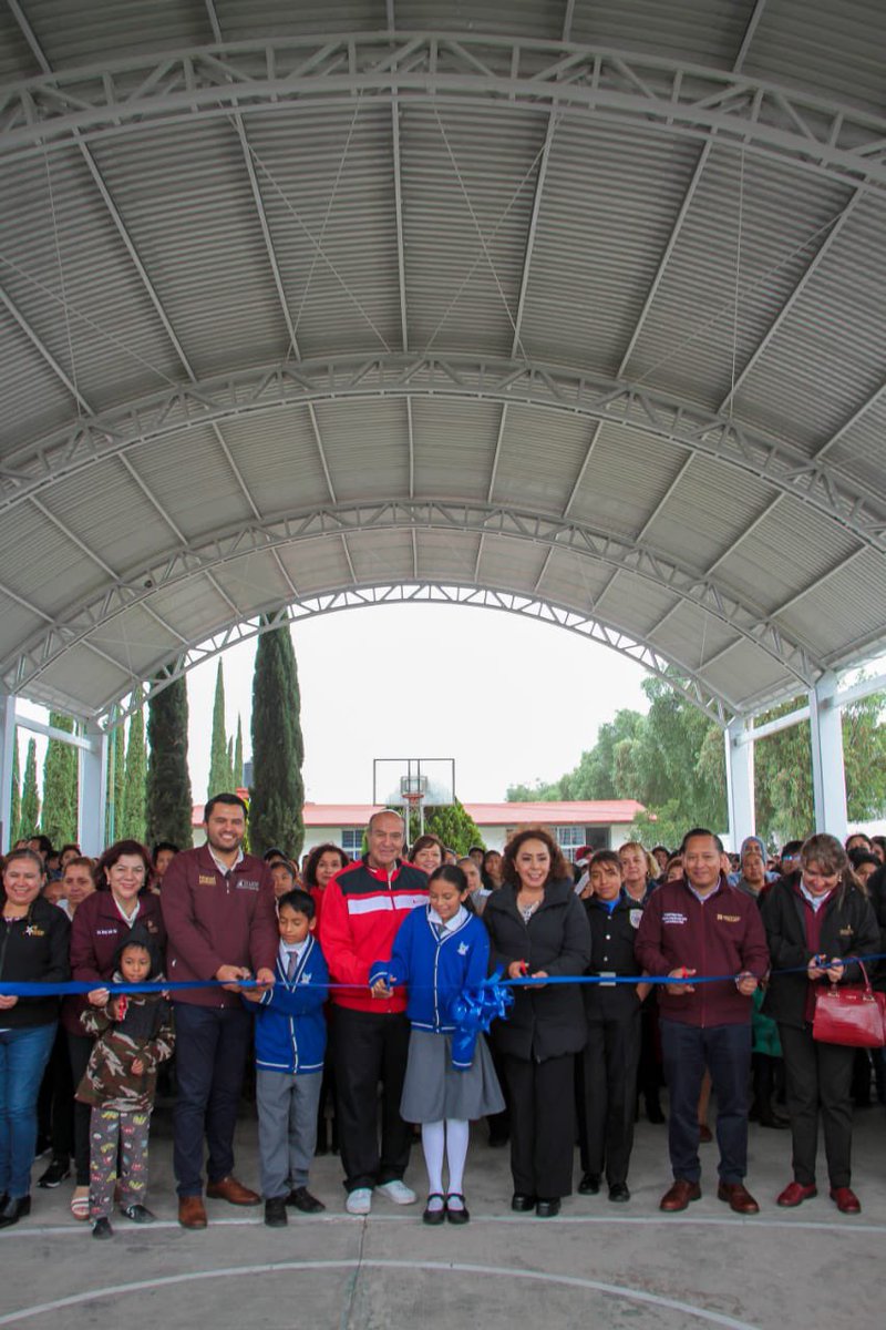 natycastrejonv's tweet photo. Hoy visitamos el municipio de #Actopan, donde el gobierno de @juliomenchaca_ continúa realizando un gran esfuerzo para mejorar la infraestructura educativa en todos los niveles. En esta ocasión, entregamos la nueva techumbre de la Telesecundaria 442, además de las techumbres para la Telesecundaria 594 de El Boxtha y el @COBAEH_HGO de El Daxtha. También se realizó la reconstrucción de la techumbre en la Telesecundaria "Leonardo Ramírez Hernández" de La Estancia. Estas acciones fortalecen espacios dignos para la educación y el desarrollo de las y los estudiantes.
#PrimerolaEducación #NatyCastrejón