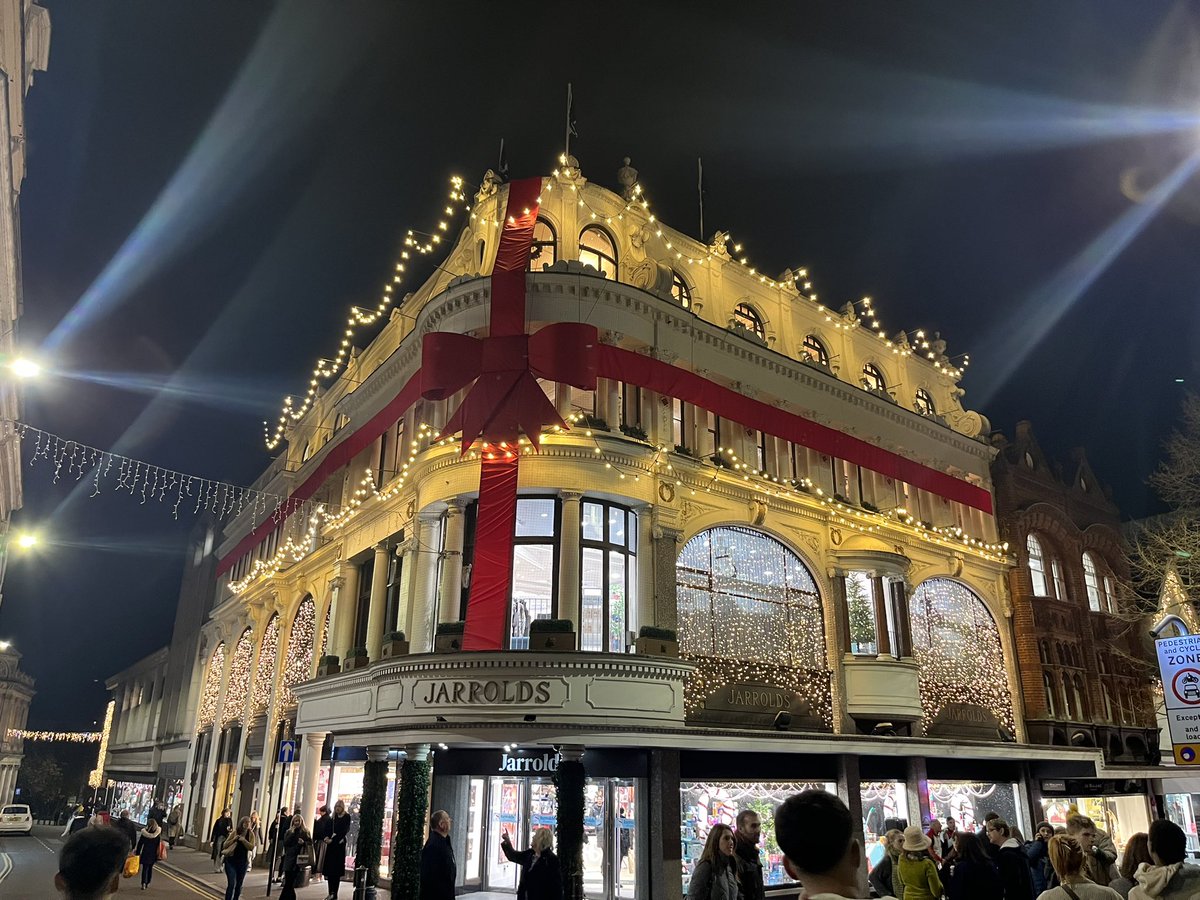 How pretty does <a href="/JarroldNorwich/">Jarrolds</a> look? 
#Norwich #Christmas