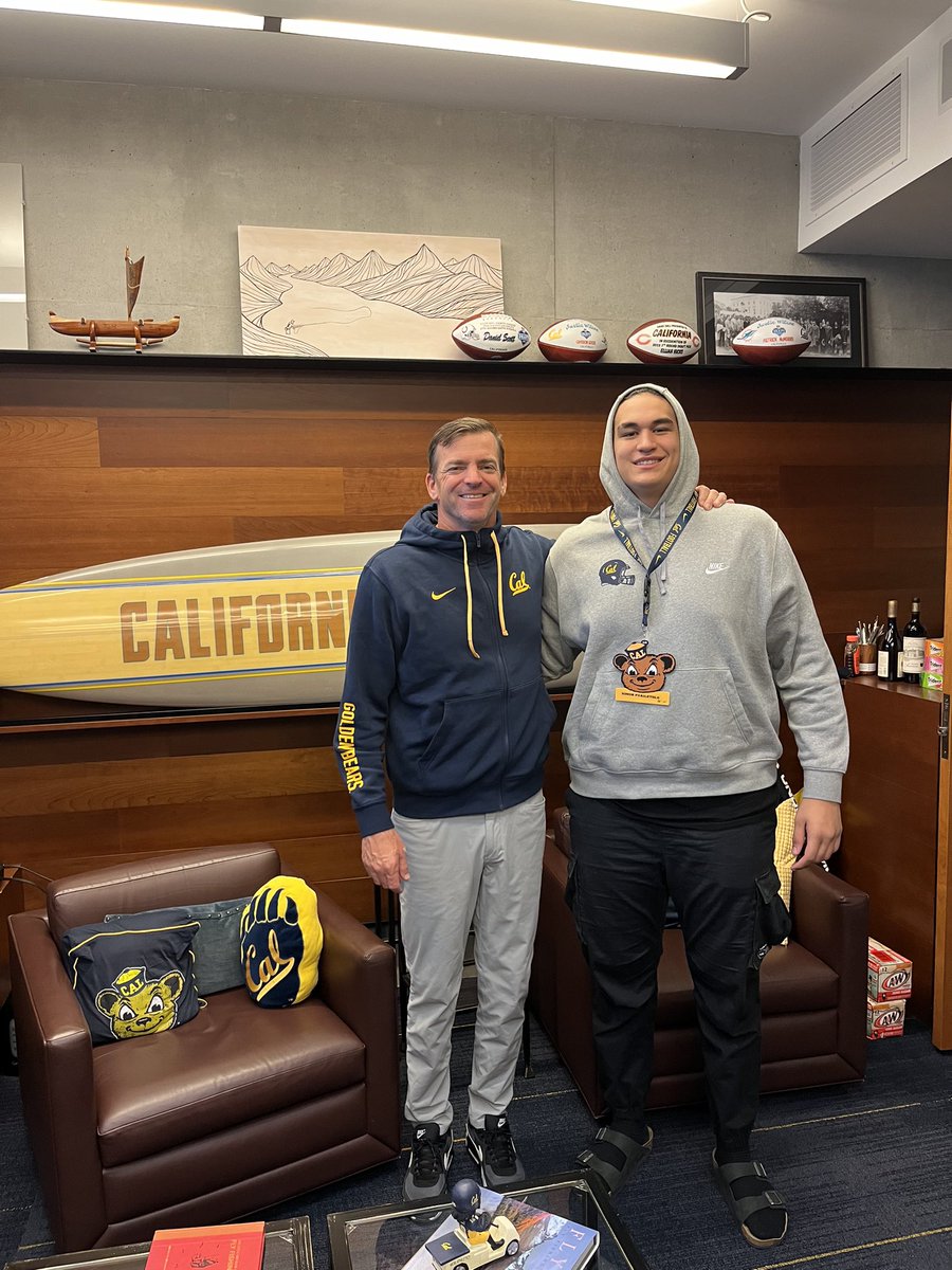 SimonFuailetolo's tweet photo. Little late on the post but me and my family had an amazing visit with @CalFootball, huge thank you to the coaches and staff for getting me out to Berkeley for an OV! 🐻 #GoBears https://t.co/N1RQp3sMQ3