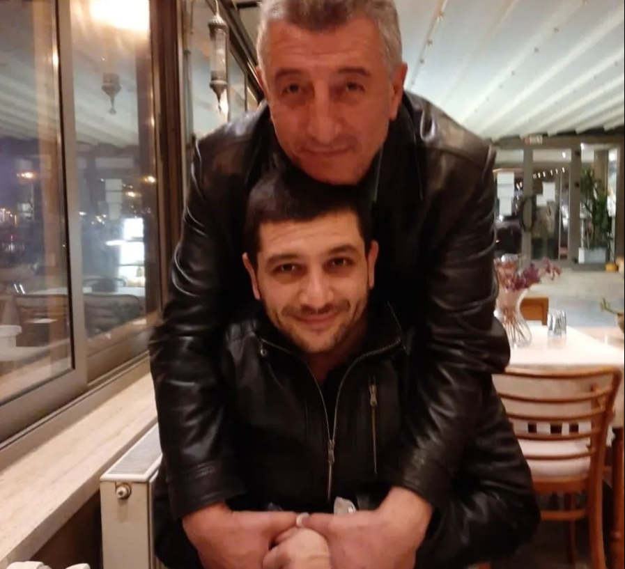 İzmir Güzelbahçe Belediye Başkanı Mustafa Günay’ın oğlu Onur Günay, geçirdiği kalp krizi sonucu yaşamını yitirdi.

Merhumun cenaze törenine ilişkin henüz açıklama yapılmazken Onur Günay'ın evli olduğu öğrenildi.

<a href="/mustafagnyresmi/">Mustafa Günay</a>
#İzmir #Güzelbahçe