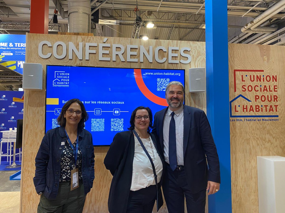 Temps d'échange entre <a href="/emmacosse/">Emmanuelle Cosse</a>, <a href="/mariannelouis/">Marianne Louis</a> et <a href="/KastrinidisK/">Kosta Kastrinidis</a>, directeur des Prêts <a href="/BanqueDesTerr/">Banque des Territoires</a> @CaisseDesDepots sur le stand de l'union #Hlm au <a href="/salondesmaires/">Salon des Maires et des Collectivités</a>