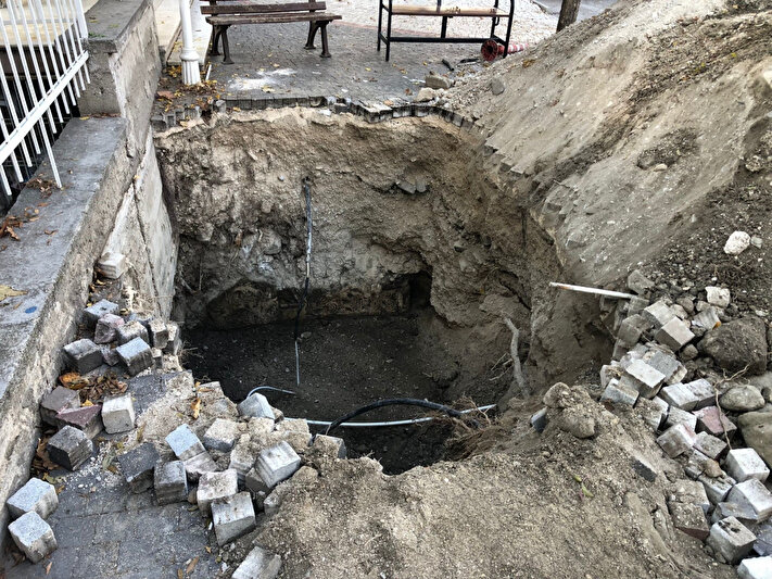 TahirSimsek's tweet photo. #Isparta'da kendilerini belediye personeli olarak tanıtan 4 kişi, kepçe ile geldikleri mahallede, kaçak kazı yapmaya çalışırken, elektrik ve doğalgaz hatlarına zarar verince yakayı ele verdi! Define avcılarının kazdığı çukurda bir #lahit bulundu. (Trt Haber)