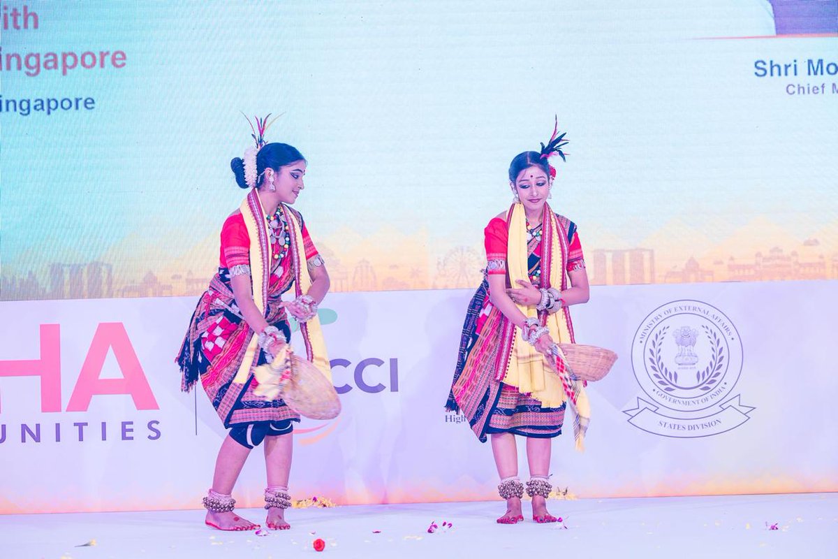 ସୁଦୂର ସିଙ୍ଗାପୁରରେ ଓଡ଼ିଶାର କଳା, ସଂସ୍କୃତି ଓ ପରମ୍ପରାକୁ ଉଜ୍ଜୀବିତ ରଖି ସମଗ୍ର ବିଶ୍ୱକୁ 'ବସୁଧୈବ କୁଟୁମ୍ବକମ୍'ର ବାର୍ତ୍ତା ଦେଉଥିବାରୁ ଆମ ଓଡ଼ିଆ ଭାଇ ଓ ଭଉଣୀ ମାନଙ୍କୁ, ମୋର ସାଧୁବାଦ l ଆମେ ସମସ୍ତେ ମିଳିମିଶି ଓଡ଼ିଆ ଅସ୍ମିତାର ସୁରକ୍ଷା ସହ ମାତୃଭୂମିର ଟେକ ରଖିବା l