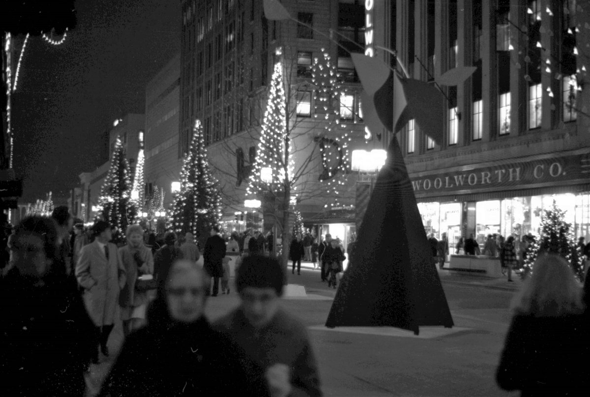 vincempls's tweet image. On this day in 1967 the nation&apos;s first pedestrian/transit corridor &quot;Nicollet Mall&quot; opens in Minneapolis. Designed by Lawrence Halperin and decorated with public art from famous names such as Alexander Calder, it was a masterpiece of modernism.