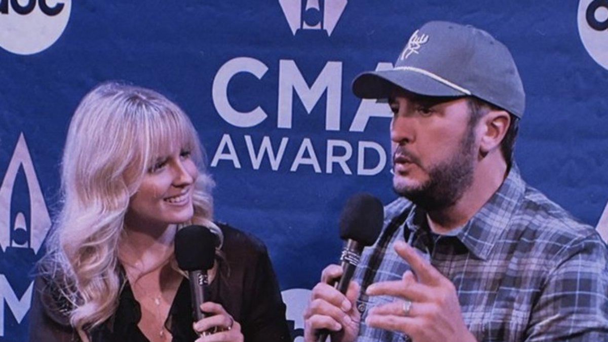 Luke Bryan Reveals He Wants to Back to College To Get Another Degree | B93.9 | The Bobby Bones Show b939country.iheart.com/featured/bobby…