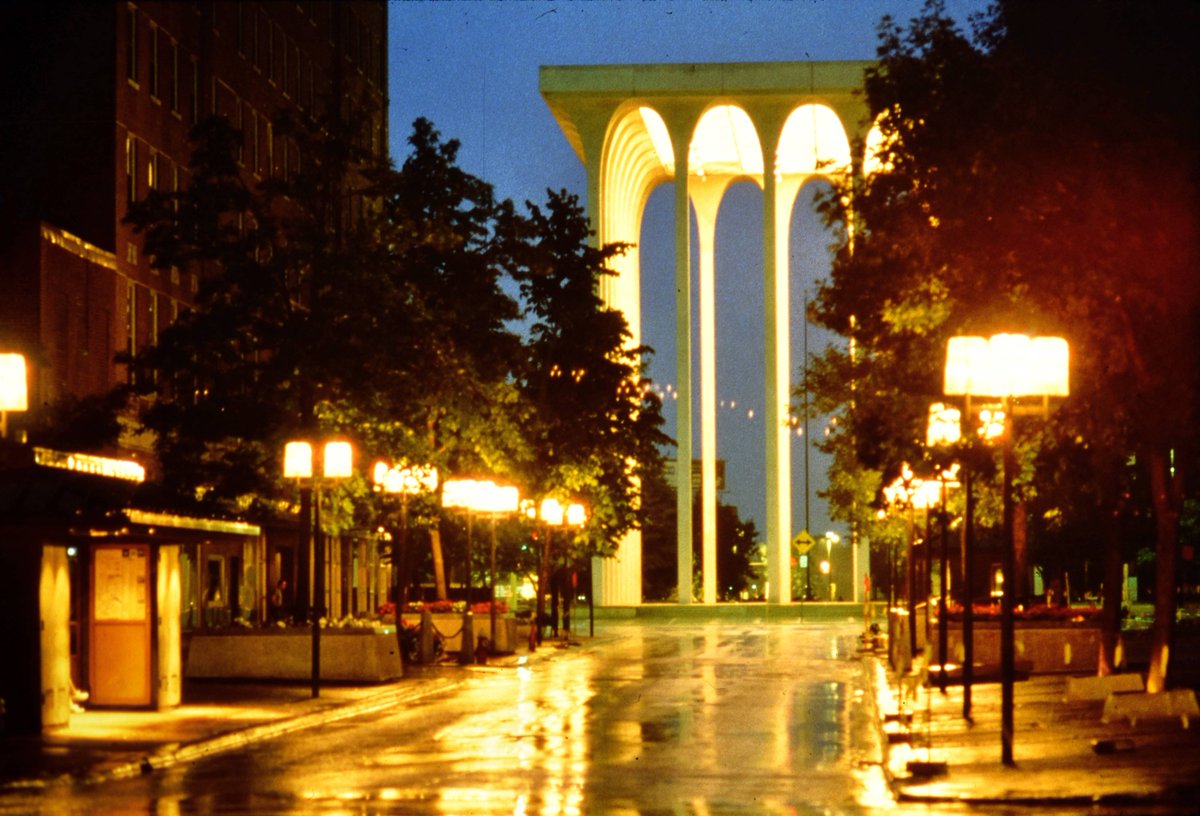 vincempls's tweet image. On this day in 1967 the nation&apos;s first pedestrian/transit corridor &quot;Nicollet Mall&quot; opens in Minneapolis. Designed by Lawrence Halperin and decorated with public art from famous names such as Alexander Calder, it was a masterpiece of modernism.