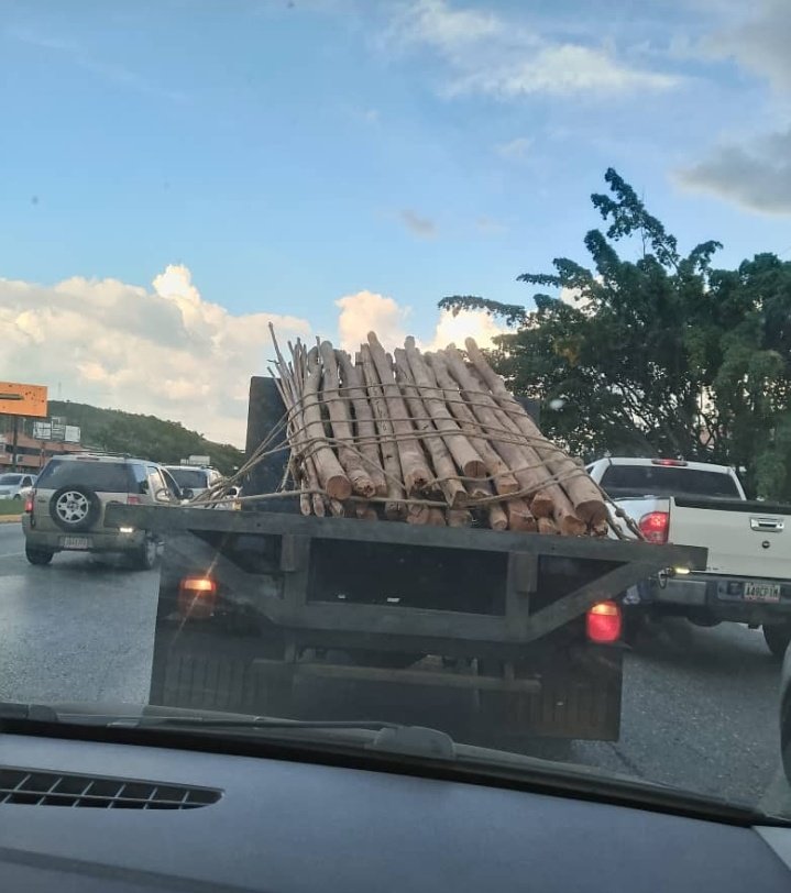 Cuando vas rodando para el trabajo y el <a href="/RideryVzla/">Ridery</a> se pone detrás de un camion llevando madera y el conductor te hace retroceder a tus peores miedos de la infancia.
Se nota que el conductor nunca vio la película  #DestinoFinal 

Solo en Venezuela 🙄