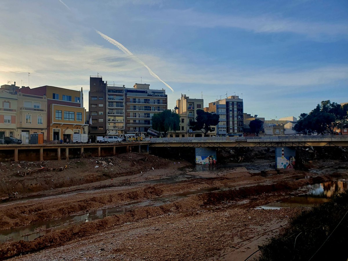 A partir de las 16h, hoy, en #Paiporta: "Escoles lliures de fang".
¿¡Las niñas/os no son PRIORIDAD?!.
¡- Barro + Coles!.

#RoviraDimissió
#MazónDimissió
#CriminalitatValenciana
#ConsellDimissió