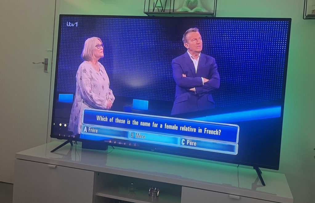 One for the Frenchies 🇫🇷 reason number 3920197 to learn a language, questions related to the language can pop up in quiz shows! 👏🏻