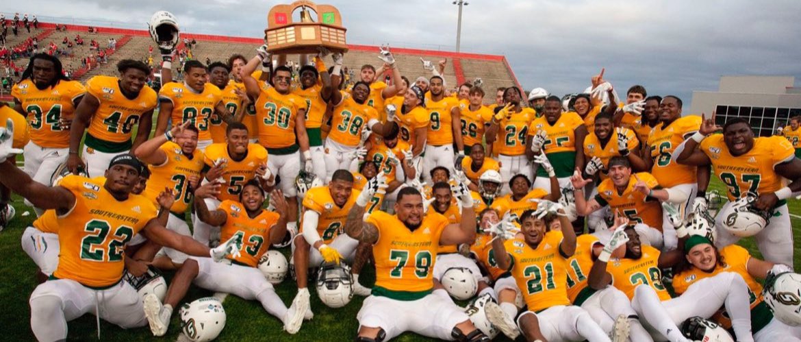 Today in #RiverBellClassic history we highlight 2020-2021 game which was played in the spring due to Covid-19. <a href="/LionUpFootball/">Southeastern Football</a> was led by Walter Payton Winner <a href="/ColeKelley10/">Cole Kelley</a> and CJ Turner on offense and DB Jack Henderson with a pick 6. The Lions won a thriller 52-45. #LionUp