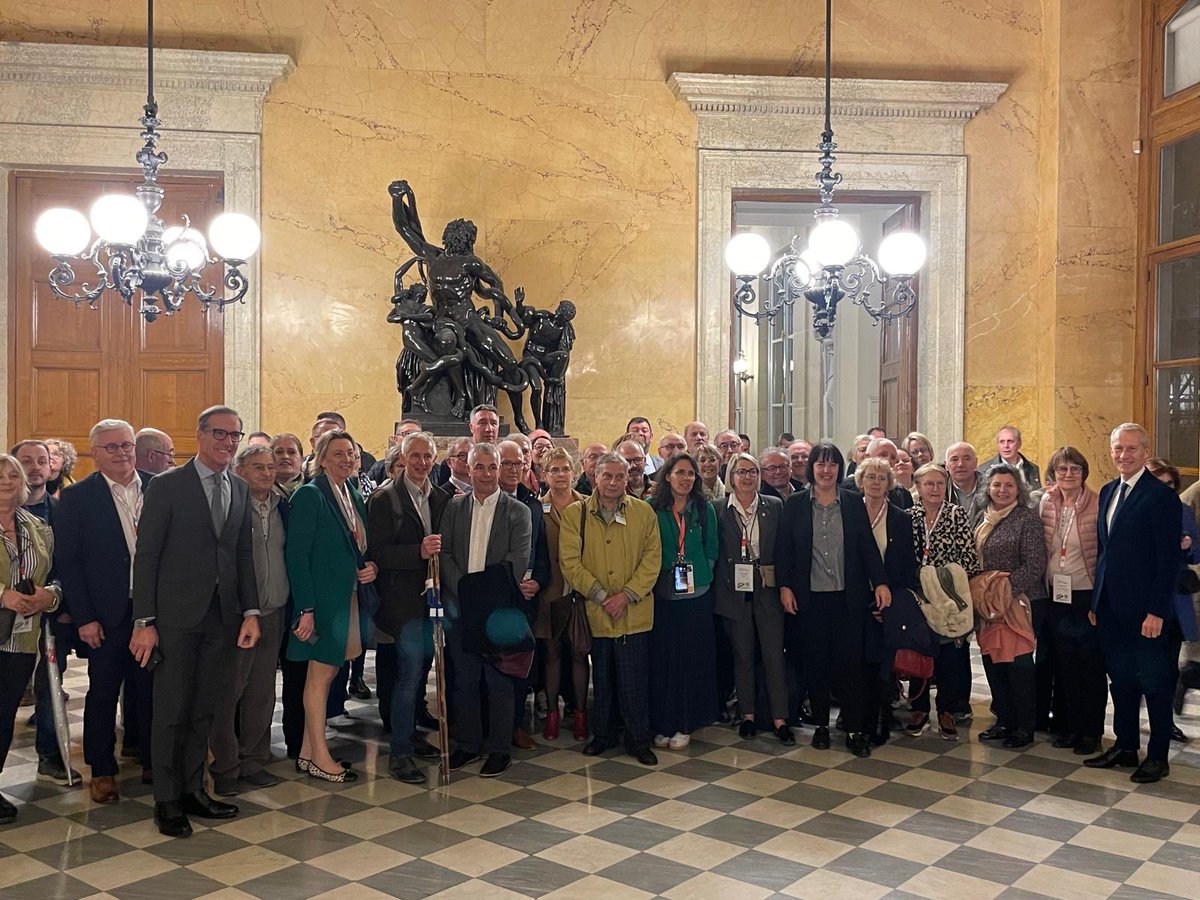 Visite ce soir des #maires de la #Mayenne ⁦<a href="/AMF_53/">AMF 53</a>⁩ à l’⁦<a href="/AssembleeNat/">Assemblée nationale</a>⁩ : heureux avec ⁦<a href="/Bannier_G/">Géraldine Bannier</a>⁩ et ⁦<a href="/guillaumegarot/">Guillaume GAROT</a>⁩ d’accueillir celles et ceux qui, 365 jours par an et 24 h sur 24, sont engagés au service de nos #communes et de leurs habitants.