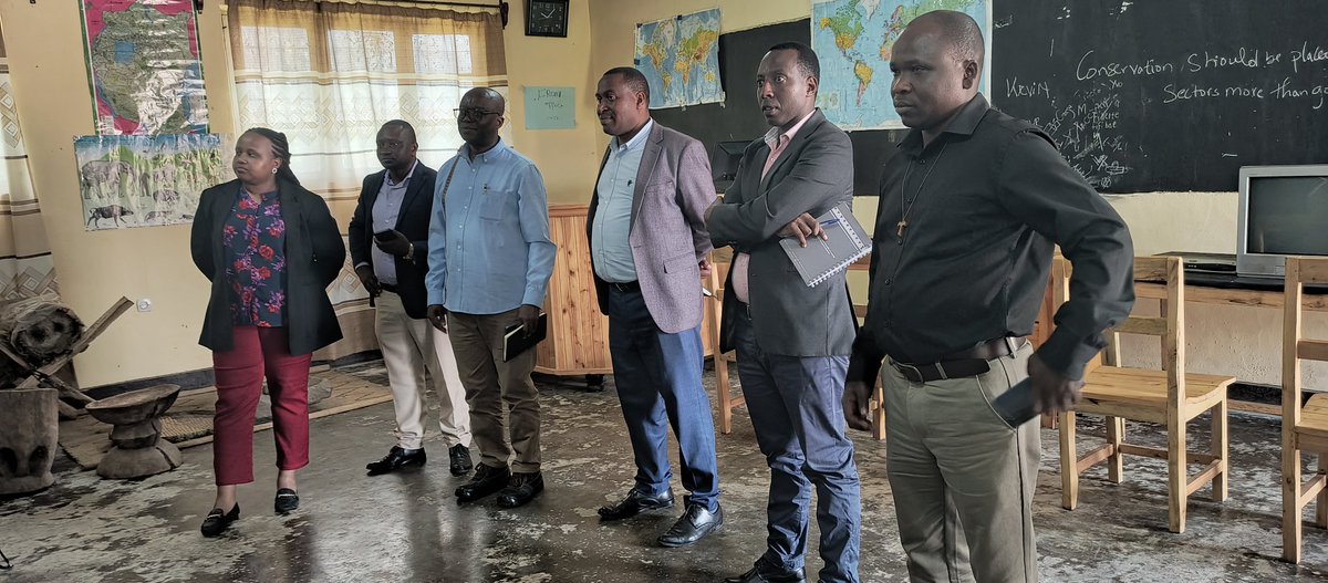 MusanzeDistrict's tweet photo. Baganiriye n'Abakozi bo mu Ishami ry'Uburezi,ba ES b'Imirenge 2 izasurwa ariyo #Muhoza, #Shingiro. Baje mu rwego rwo Gusesengura ishyirwa mu bikorwa rya Politiki y'uburezi yo muri 2023 na Gahunda y'uburezi 2017-2024.Nyuma y'Ibiganiro basuye LYCEE DE RUHENGERI APICUR &amp;GS MUHOZA I https://t.co/Yw44MpI3S7