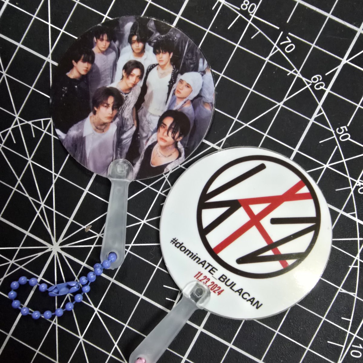 sonekent11's tweet photo. handa na ba lahat? 👀✨

fan support goodies by @doktorangsabog &amp; me, see you around stays 

Let's go all out and dominATE the night with @Stray_Kids !

#dominATE_Bulacan https://t.co/Yq5Fm8JR5X