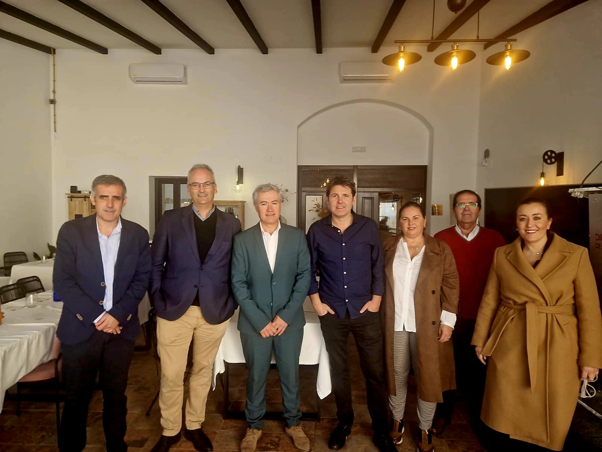 manuelgomezpar's tweet photo. 📊Hoy he participado en #Guareña en unas interesantes jornadas en las que hemos hecho un diagnóstico de la economía en nuestra comarca.
✅Muy de acuerdo con la reflexión de @magallardomir de apostar por simplificar trámites burocráticos a la hora de crear un proyecto empresarial. https://t.co/eqfzOlIm8E