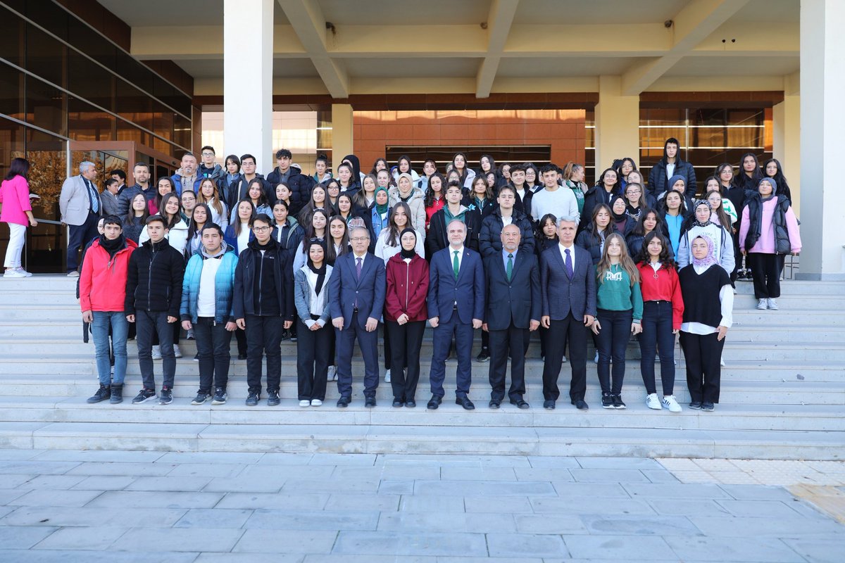 #Niğde İl Milli Eğitim Müdürlüğü ile iş birliğinde düzenlediğimiz Geleceğin Ziraat Mühendislerini Arıyoruz! etkinliğimizde lise son sınıf öğrencilerimizi ağırlayarak tarımda öncü Üniversitemizin Tarım Bilimleri ve Teknolojileri Fakültesi ile Tarım Merkezini tanıttık🙋🏻‍♂️🌾🧑🏻‍🏫

#NÖHÜ