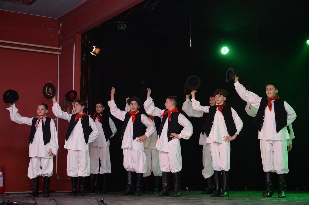 MarinPiukovic's tweet photo. Neka fotografije govore! Hrvatski kulturni centar Bunjevačko kolo, Subotica!
Samostalni nastup dječijeg folklornog ansambla. Početkom prosinca očekuje nas i samostalni koncert reprezentativne skupine Kola!
Oko 150 djece i mladih ukupno! 
https://t.co/maJC5nlQnd https://t.co/0W5G3gXgVW
