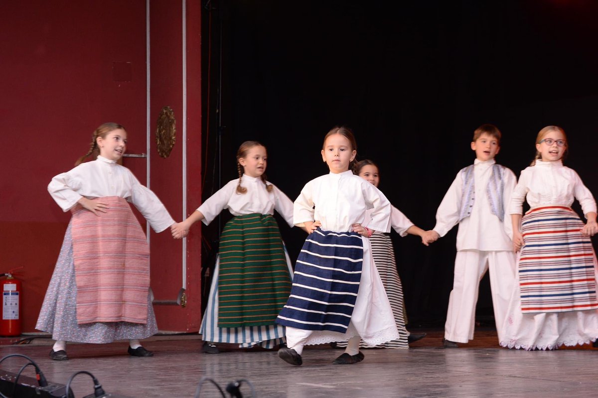 Neka fotografije govore! Hrvatski kulturni centar Bunjevačko kolo, Subotica!
Samostalni nastup dječijeg folklornog ansambla. Početkom prosinca očekuje nas i samostalni koncert reprezentativne skupine Kola!
Oko 150 djece i mladih ukupno! 
glashrvatske.hrt.hr/hr/izvan-domov…