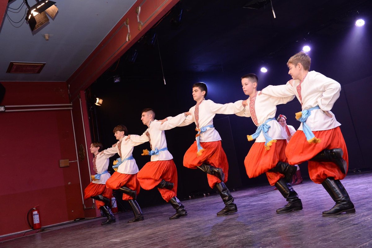 MarinPiukovic's tweet photo. Neka fotografije govore! Hrvatski kulturni centar Bunjevačko kolo, Subotica!
Samostalni nastup dječijeg folklornog ansambla. Početkom prosinca očekuje nas i samostalni koncert reprezentativne skupine Kola!
Oko 150 djece i mladih ukupno! 
https://t.co/maJC5nlQnd https://t.co/0W5G3gXgVW
