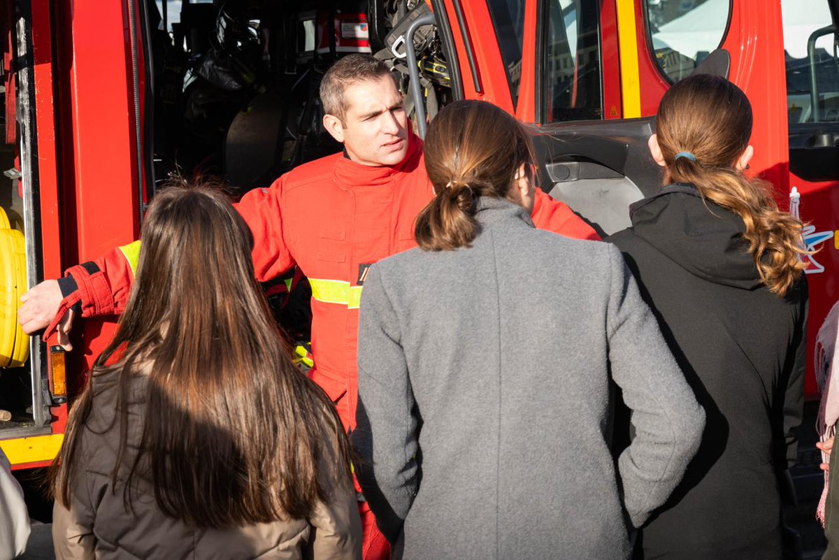 PompiersParis's tweet photo. À l’École militaire pour la #PAT24 : les @PompiersParis, aux côtés de l’@armeedeterre, mettent à l’honneur leur engagement commun et leur complémentarité au service de la Nation. 🇫🇷

#BSPP #ArméeDeTerre https://t.co/c9NfMEpx3g