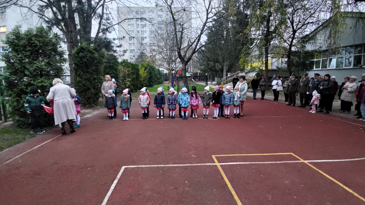 CentrumMa's tweet photo. 12 listopada o godz. 15:30 w Samorządowym Przedszkolu nr 14 w Krakowie obyła się uroczystość podniesienia Flagi RP na maszt oraz wieczornica patriotyczna przygotowana przez przedszkolaków.
Więcej: https://t.co/xocM6BAf7m
@malopolskaPL https://t.co/tLq6g5soZo