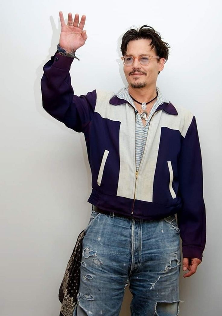 JennyJeanne3's tweet photo. #JohnnyD https://t.co/ul9tnlVzHt