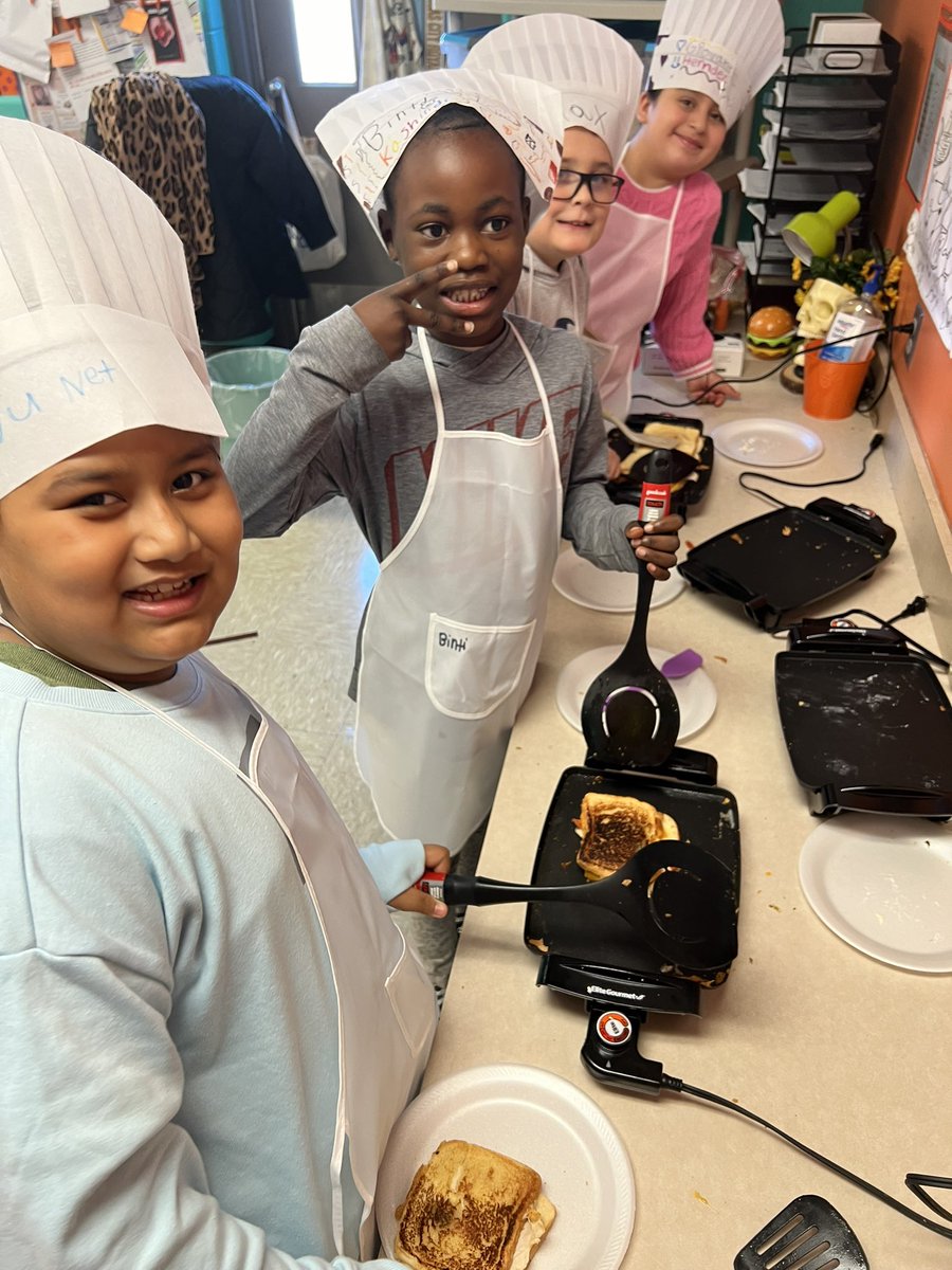 ChilenMegan's tweet photo. Top chef leaders on lead day!! 💜@kcpublicschools https://t.co/cESV7sQmHb