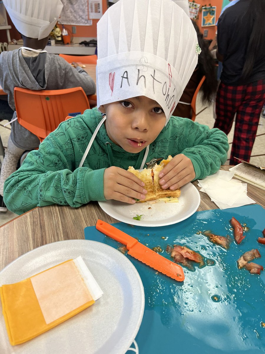 ChilenMegan's tweet photo. Top chef leaders on lead day!! 💜@kcpublicschools https://t.co/cESV7sQmHb