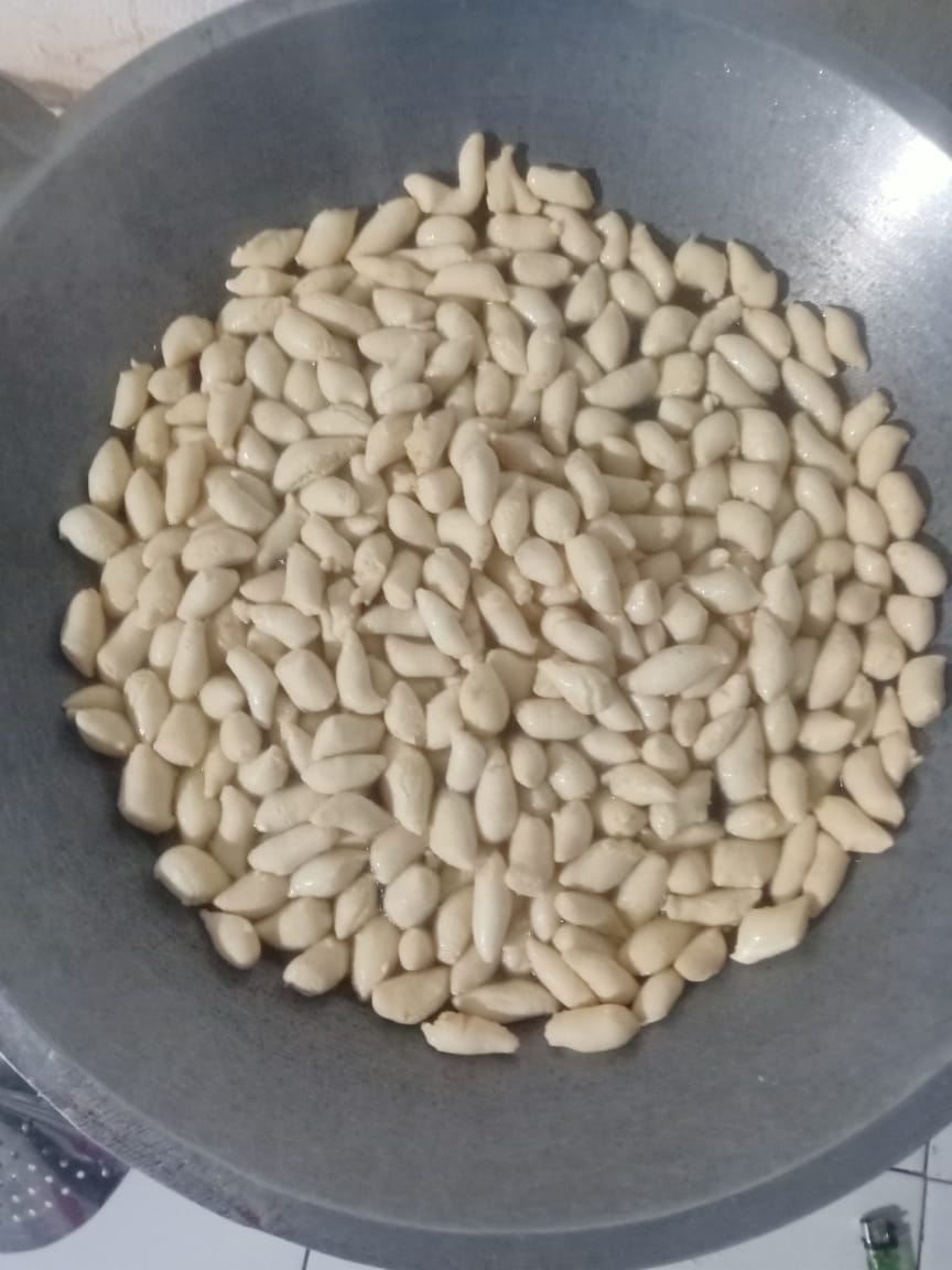 MaxieNinef's tweet photo. Sabtu (09/11), Maxianus C. H. Ninef, Luhkan Kab. Lembata, di POKLAHSAR Rayuan , Desa Wuakerong, Kec. Nagawutung, Produksi Kerupuk Atom Tenggiri, Sebanyak 12 Kg, 84 bks harga Rp. 10000/100 gr, 84 bks harga Rp. 5000/50gr.
#GiatLuhkanSatminkalGONDOL
#luhlapor
#Produksi
#lembata https://t.co/j4fFdCEQyM