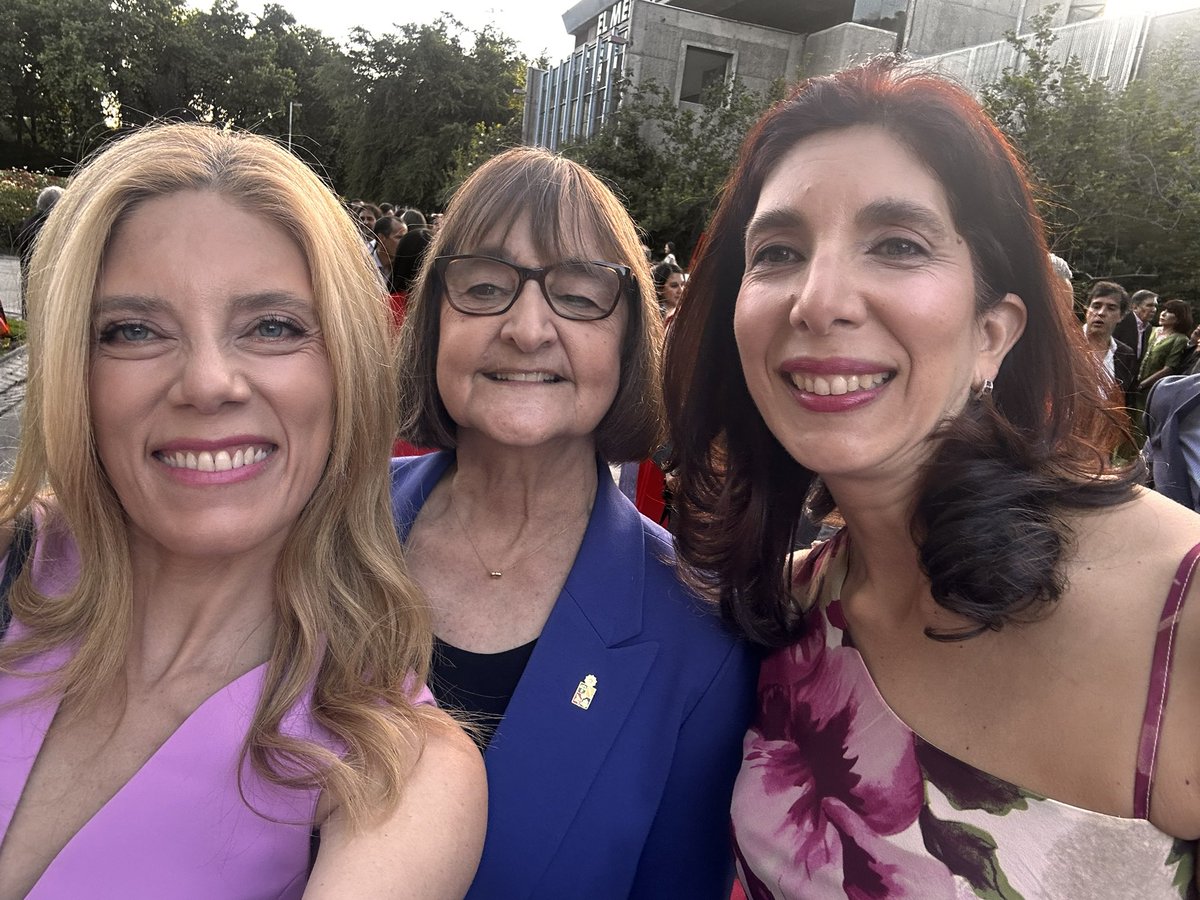 tv_monica's tweet photo. Un día precioso el de ayer. Poder acompañar a Pau @PauPazRincon o sea a Paulina Rincón la vicerrectora de la @udeconcepcion (de la que soy hermana mega orgullosa) a la entrega del premio #100mujereslíderes @mujeresempresarias_me 🩷🩷🩷
Lleno de mujeres talentosas y sencillas como @rectora.rosadeves o @fran.crovetto @diaadiaudec @uchile 
Super merecido por la brillante carrera académicos que como psicóloga has desarrollado. Con tu doctorado en la Universidad Complutense de Madrid, tu trabajo clínico y académico. Por tus libros escritos. 
Siendo profe y jefa de carrera en la U de Conce. Habiendo impulsado tantos proyectos como la acreditación exitosa que lograron.  Como subdirectora de desarrollo estratégico  y tanto que se me va. Y obvio!!! Siendo ahora vice rectora. 
Pero sobre todo siendo sencilla y buena, una hermana y una amiga sin igual. TQM. 🥰🩷