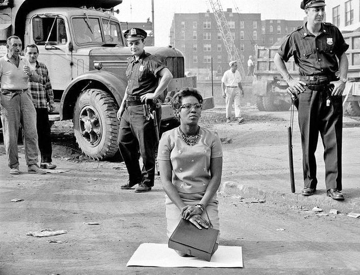 FLHAmerica's tweet photo. Grace and dignity.

In 1963, an elegantly dressed woman kneels on a piece of cardboard in the middle of the road. She is blocking dump trucks in an act of civil disobedience to protest unfair hiring practices at a hospital construction site in Brooklyn, NY.
Photo by Bob Adelman. https://t.co/HxoicOvGNy