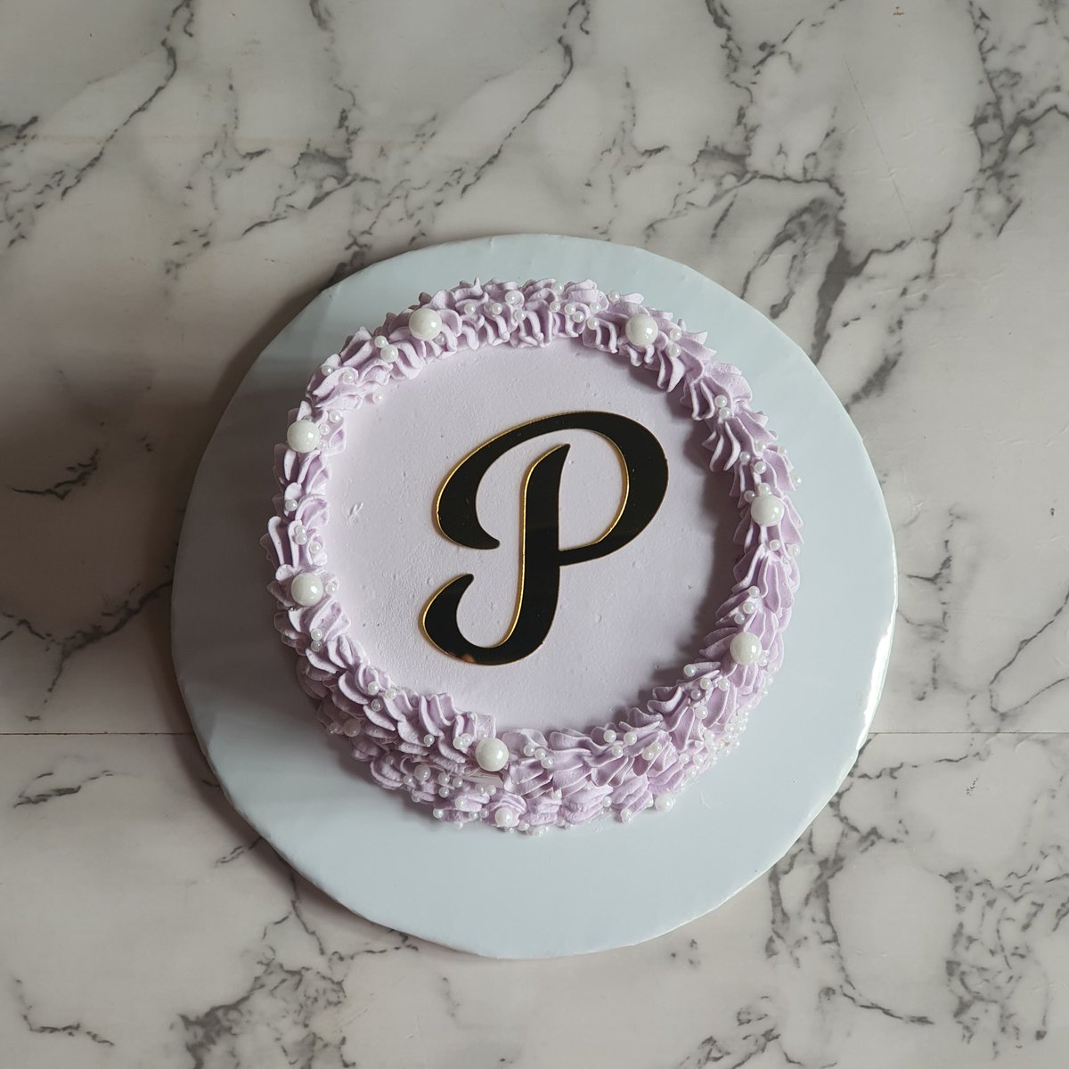 The_FoodLibrary's tweet image. Petite 
[fits in the palm of your hand]
Cake 🎂