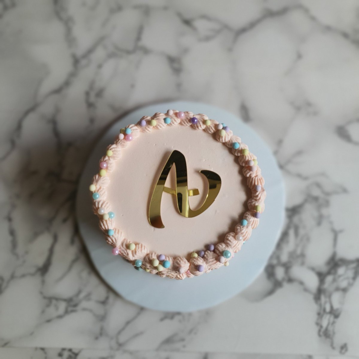 The_FoodLibrary's tweet image. Petite 
[fits in the palm of your hand]
Cake 🎂