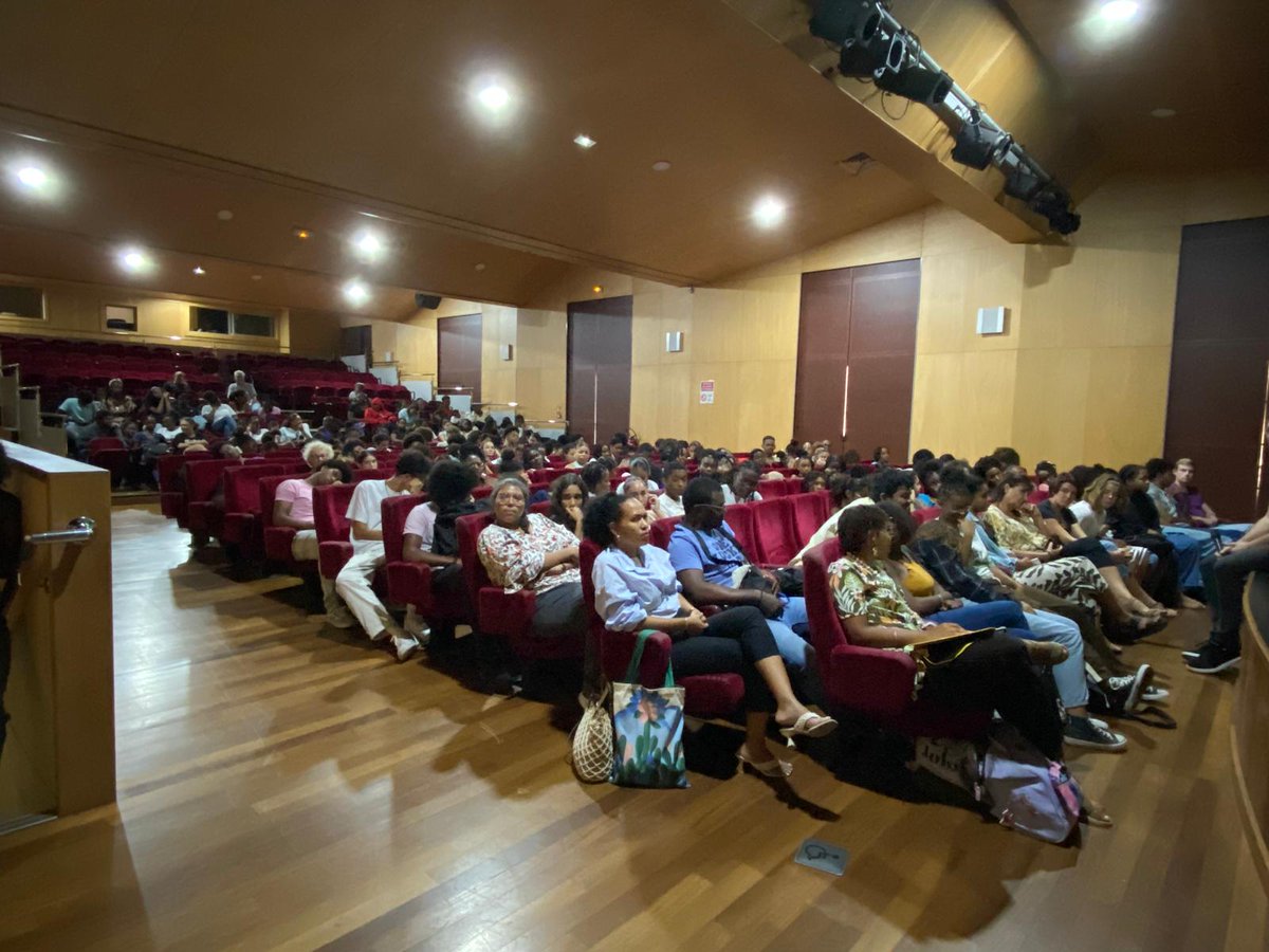 LyceeReache's tweet photo. Hier, 200 élèves du @LyceeReache, de Versailles et @LpoRgn, réunis dans le cadre des Cordées de la réussite, ont pu assister à l'Auditorium à la projection des films et échanger avec les artistes, Marie-Claire Messouma Malanbien (Gpe et Côte d'Ivoire) et Fabiana Ex-Souza (Brésil) https://t.co/2VeYQrDFlm