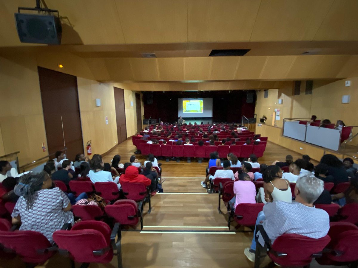 LyceeReache's tweet photo. Hier, 200 élèves du @LyceeReache, de Versailles et @LpoRgn, réunis dans le cadre des Cordées de la réussite, ont pu assister à l'Auditorium à la projection des films et échanger avec les artistes, Marie-Claire Messouma Malanbien (Gpe et Côte d'Ivoire) et Fabiana Ex-Souza (Brésil) https://t.co/2VeYQrDFlm
