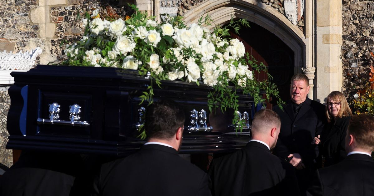 One Direction stars join mourners at Liam Payne's funeral reut.rs/3UZTsUq