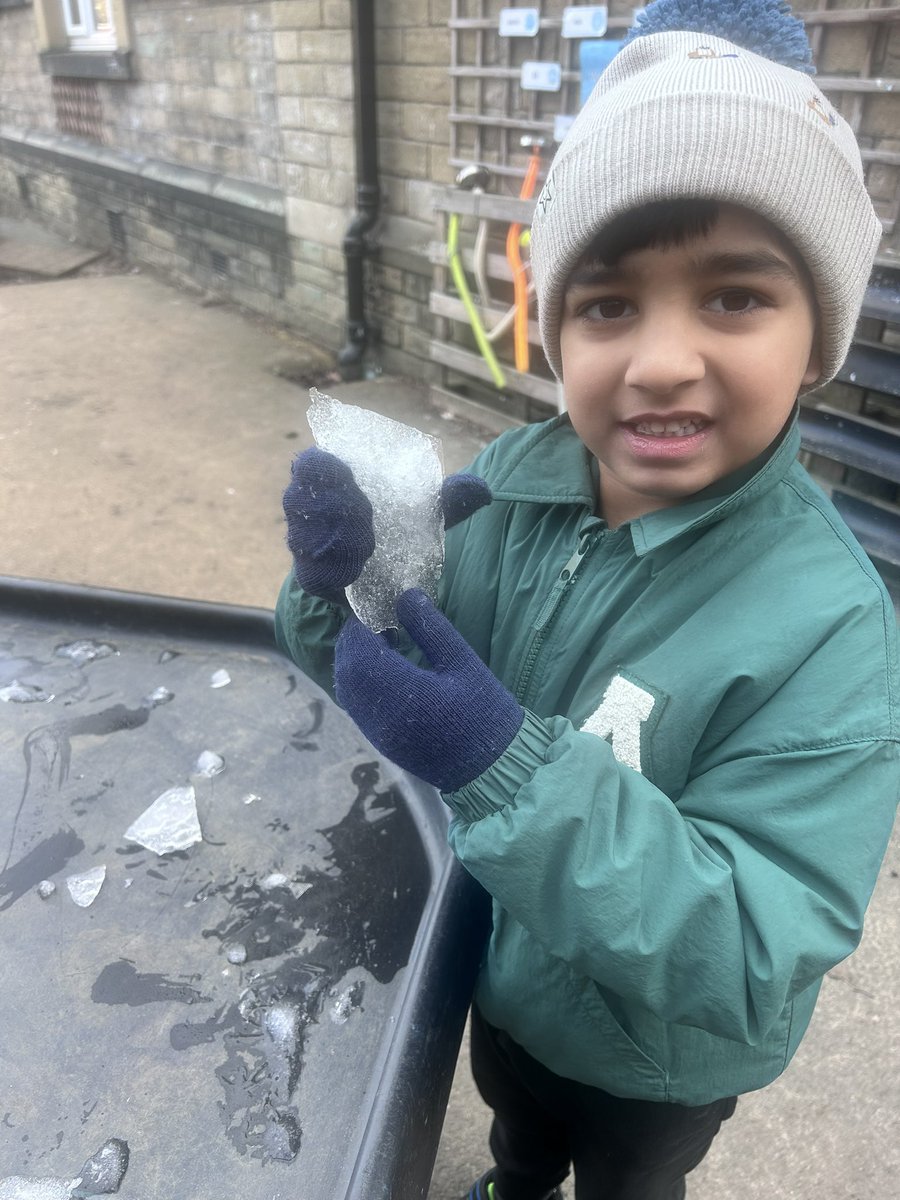 carltonj_i's tweet photo. Saplings discovered ice during outdoor play. We discussed how it felt and what would happen when it melted. One child said โItโs slippery, hard and freezing like an ice pop.โ #EYFSUnderstandingtheworld #Science #Outdoors. https://t.co/4O0Vs9by05
