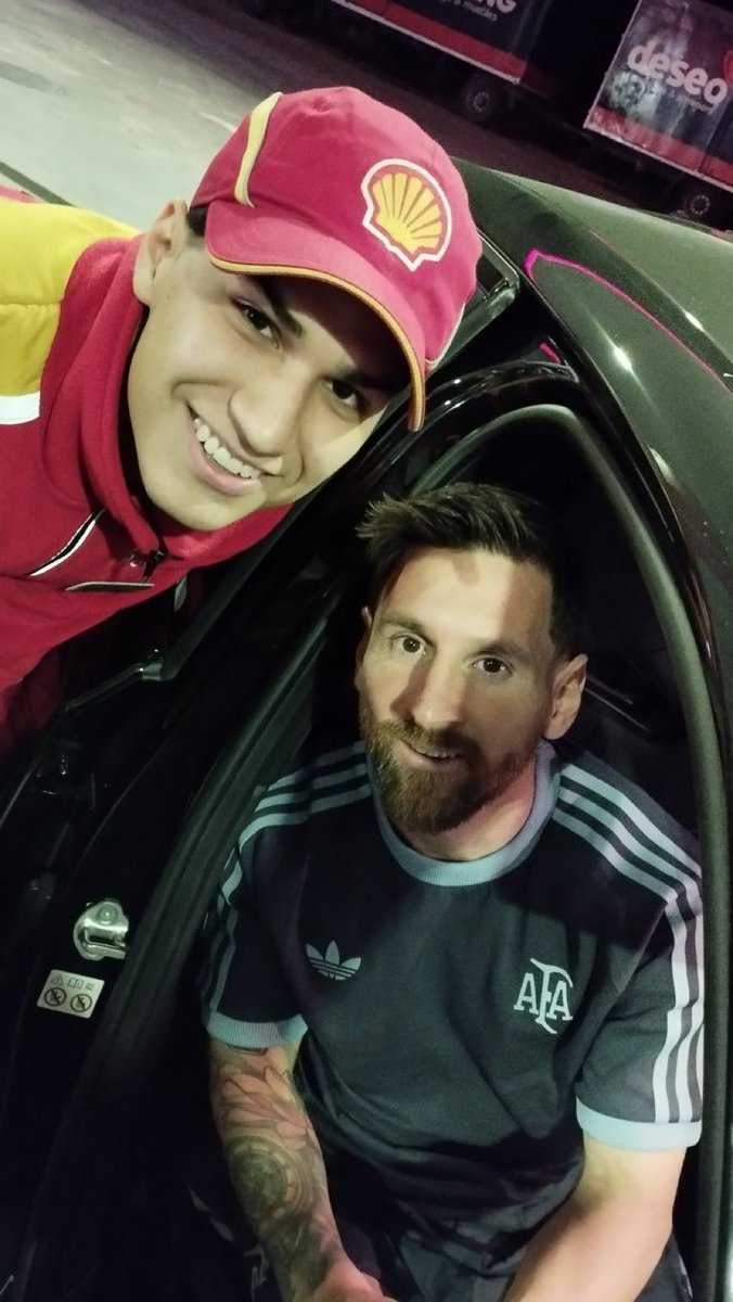 porqueTTarg's tweet photo. “Messi”

Por la foto que subió un empleado de una estación de servicio: “Acabo de llenarle el tanque a Dios”. https://t.co/XKg6er24A8